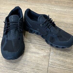 On Cloud Women’s Shoes Black Size 8